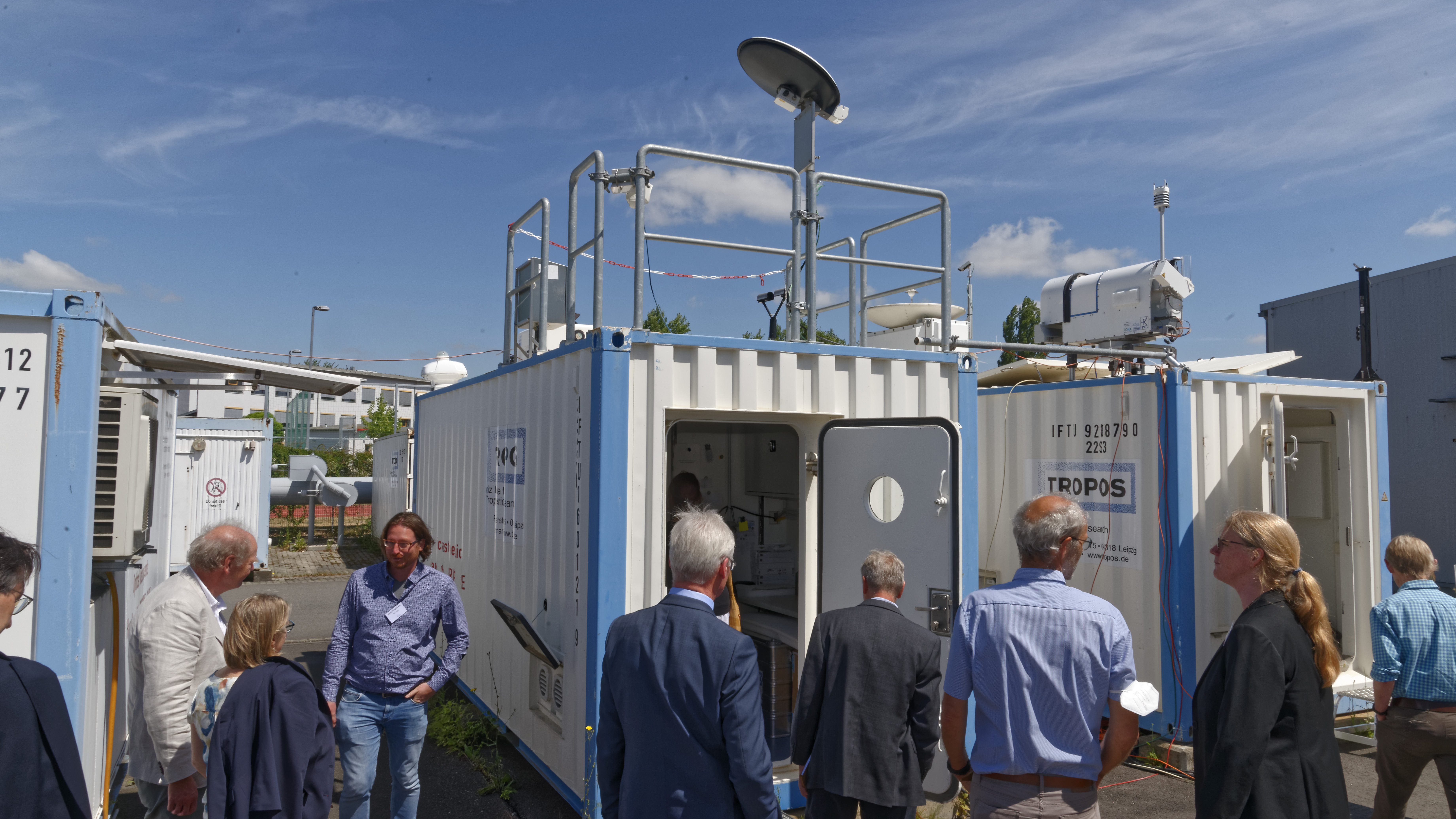 The mobile platform LACROS was visited during the tour to ACTRIS facilities.