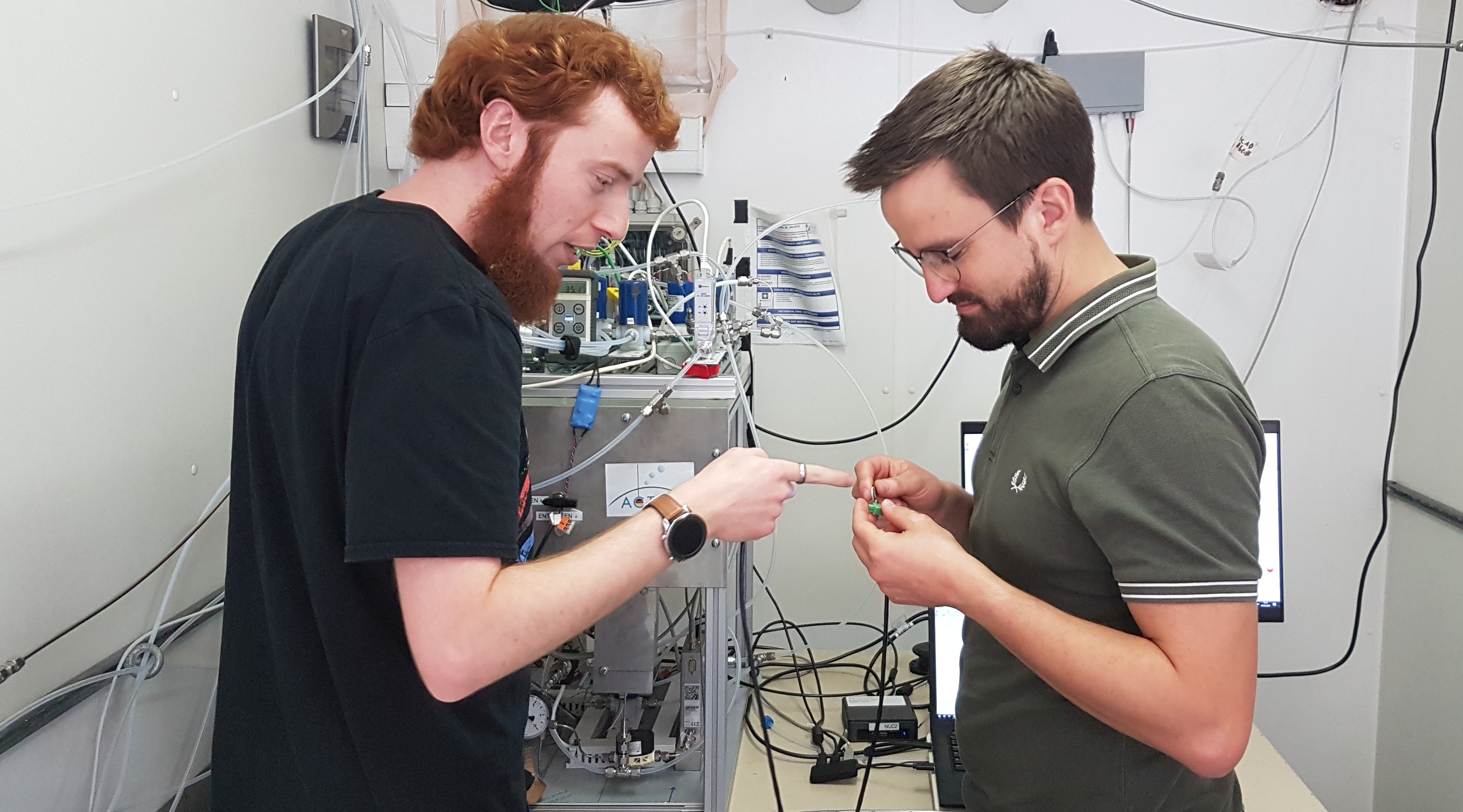 Lukas Kesper (left) and Benjamin Winter (right) set up the CEM (Controlled Evaporation and Mixing) system for the ACTRIS-NOx comparison campaign.